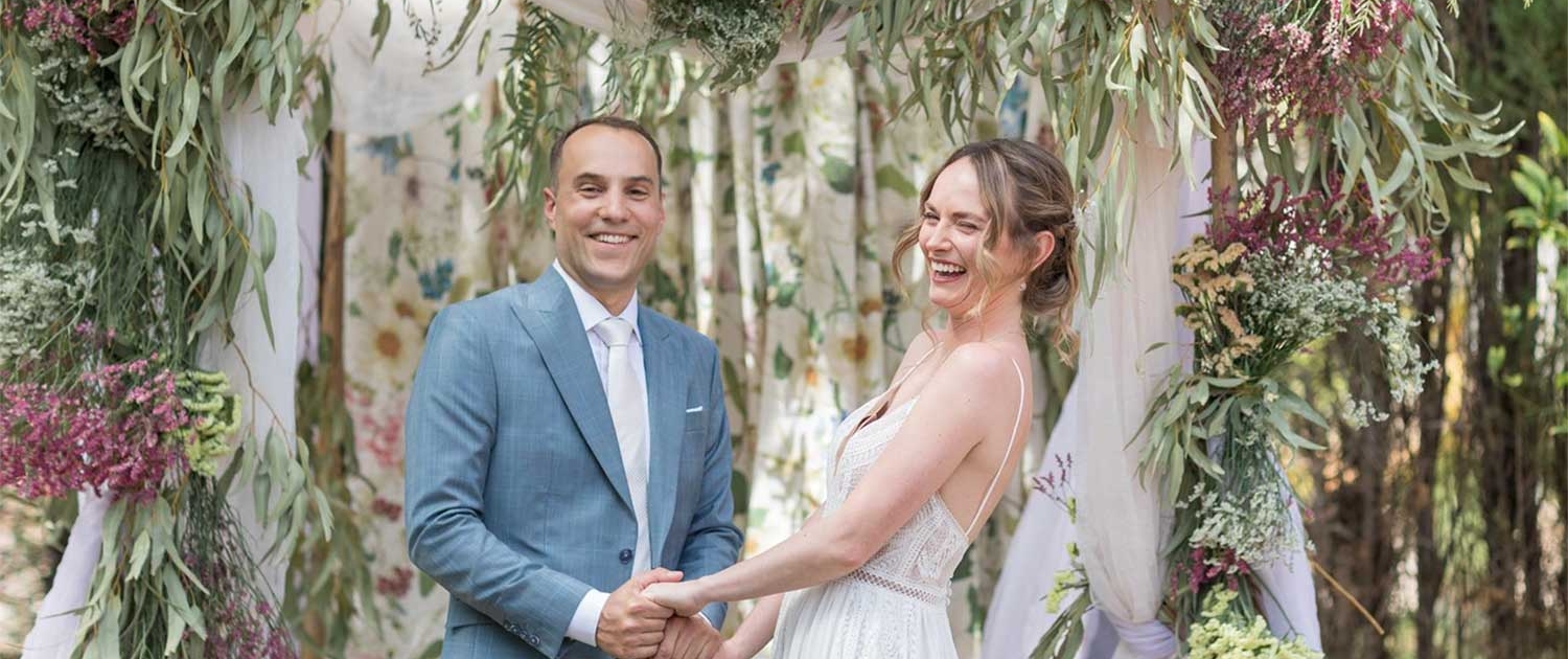 Pareja de novios celebrando un evento en la Casa Rural La Venteta